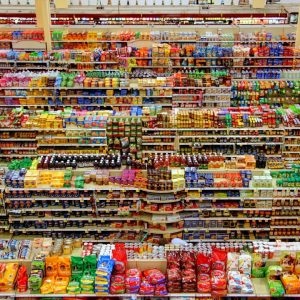 Photo Grocery store shelves
